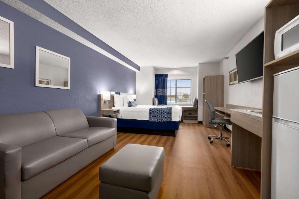 Queen Studio Suite - Non-Smoking interior
