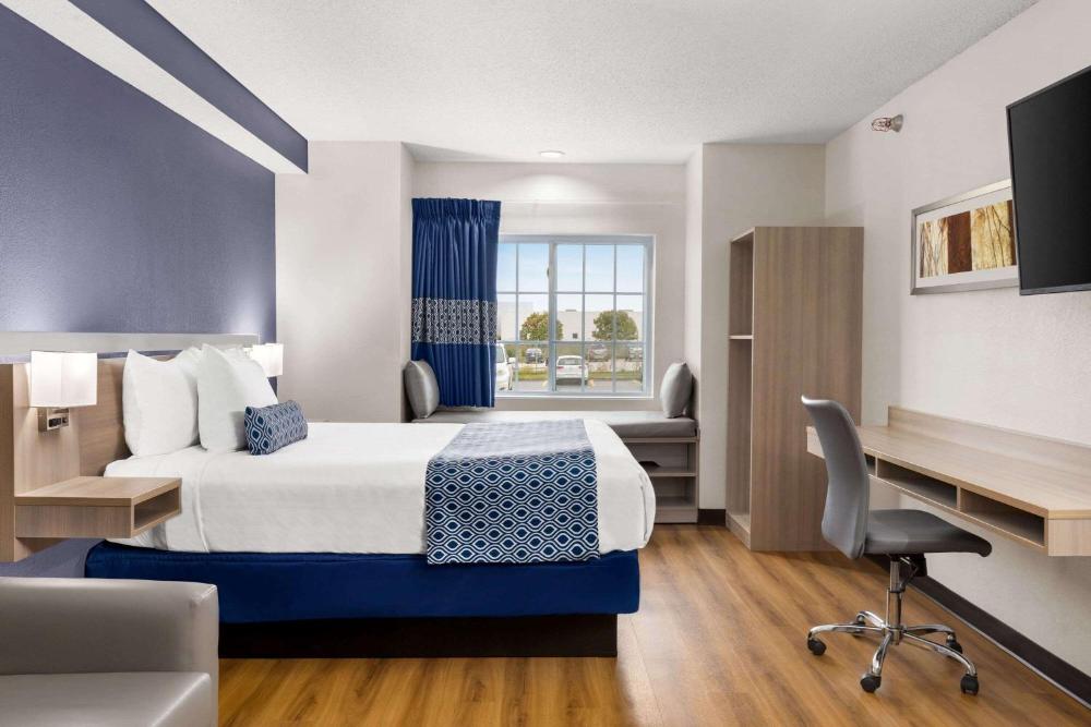 Queen Room - Non-Smoking interior